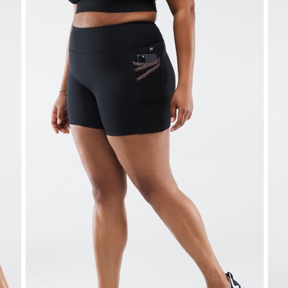 Fabletics Plus Size Trinity Motion 365 Mid Rise 5” Shorts in Black/Micro Leo 3X - Picture 2 of 7